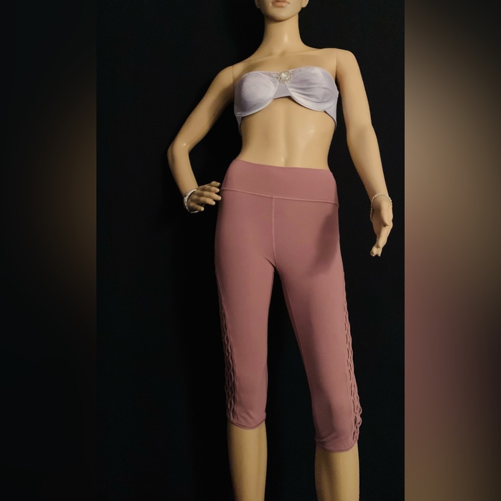Lululemon pink capri. Super small size. See pics. Beautiful side detail!